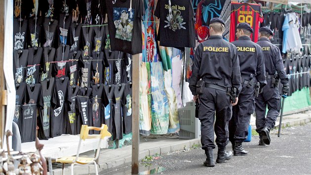 Spolen zsah policie, hasi, celn sprvy a cizineck policie na trnici Hranin v Kraslicch. (2012)