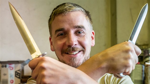 Umělecký kovář Jaromír Kotěra z Hořiček u České Skalice se specializuje na výrobu nožů.