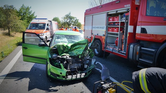 Bhem tvrtenho dopoledne se na Kladensku eln srazila dv osobn auta. Jeden z idi pedjdl pes plnou ru a nestihl se zaadit zpt. Oba idii utrpli vn zrann. (30. ervence 2020)