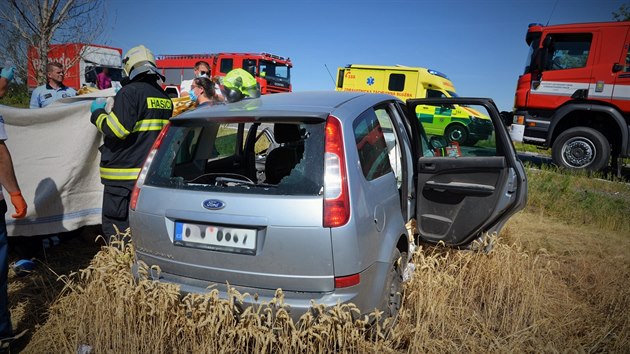 Bhem tvrtenho dopoledne se na Kladensku eln srazila dv osobn auta. Jeden z idi pedjdl pes plnou ru a nestihl se zaadit zpt. Oba idii utrpli vn zrann. (30. ervence 2020)