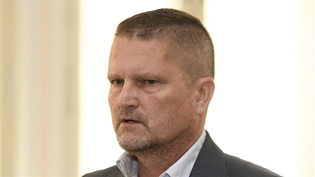 Jeden z obžalovaných Daniel Brzkovský přichází 29. července 2020 na jednání k pražskému Městskému soudu, který se znovu zabýval případem bývalých členů představenstva investiční společnosti Key Investments. Podle obžaloby způsobili klientům škodu nejméně 873,7 milionu korun. Původně je potrestal třemi až pěti lety vězení, rozsudek zrušil odvolací soud.