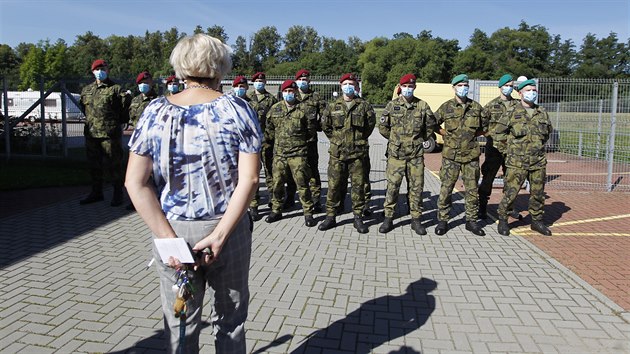 V jihlavskm Alzheimercentru, kde se nemoc covid-19 nakazilo u 59 lid, pijeli na vpomoc vojci. Dvanct pslunk mechanizovanho praporu z Tbora a ti pslunci protichemick jednotky z Liberce v privtnm socilnm zazen setrvaj dva tdny.