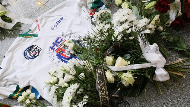 V obřadní síni v Bystřanech proběhlo poslední rozloučení s hokejistou Ondřejem Buchtelou, který zemřel po těžké nemoci ve věku 20 let.