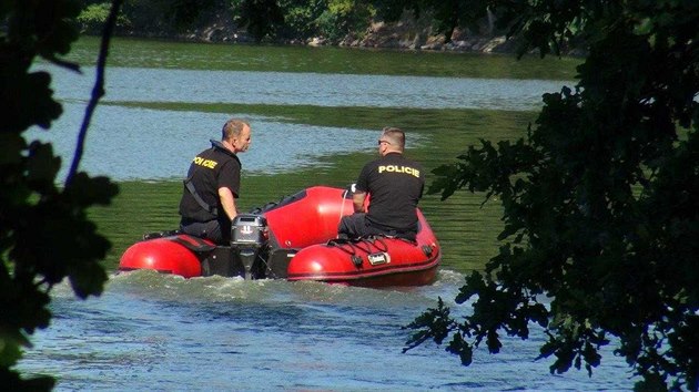 Pon policie hled plavce ve Vodn ndri Hostiva. (30. ervence 2020)