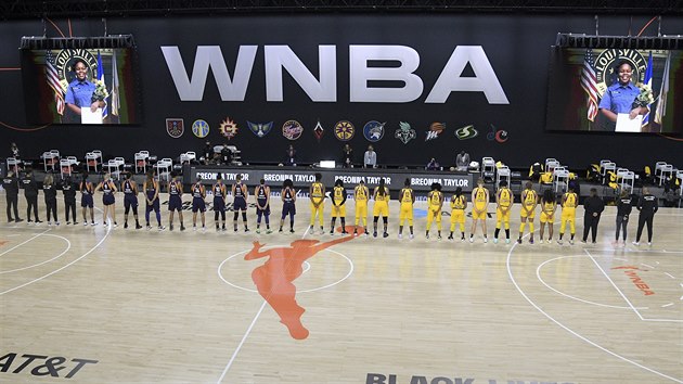 Basketbalistky Phoenix Mercury a Los Angeles Sparks si na startu WNBA pipomnly zastelenou Breonnu Taylorovou.