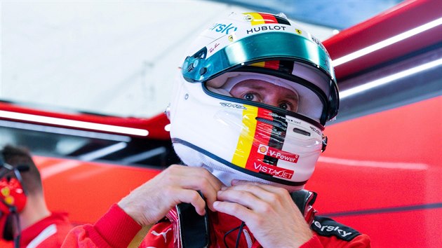 Sebastian Vettel z Ferrari na okruhu Silverstone