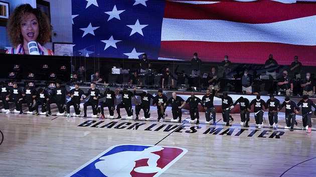 Basketbalist Orlando Magic a Brooklyn Nets klec pi hymn.