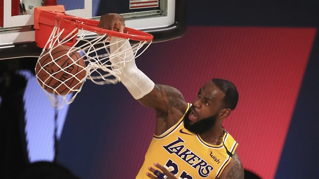 LeBron James z LA Lakers smeuje pi derby s Clippers.