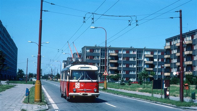 Jedna z nov objevench fotografi trolejbusu, kter jede Severn ulic na hradeckm Slezskm Pedmst.