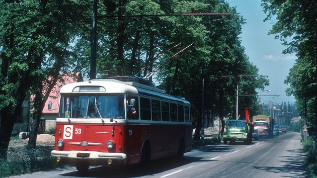 Jedna z nov objevench fotografi trolejbusu stoupajcho 8. ervna 1977 na Nov Hradec po tehdej vpadovce na Brno.