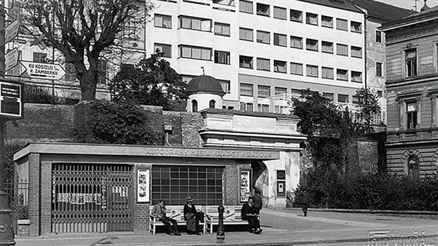 Bývalá zastávka městské hromadné dopravy u schodiště Bono Publico v Komenského ulici v první polovině 30. let.