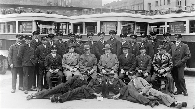 První zaměstnanci na dvoře autodrah ve Škroupově ulici čp. 726 v roce 1929, uprostřed (s brýlemi) ředitel Ing. Ervín Nápravník