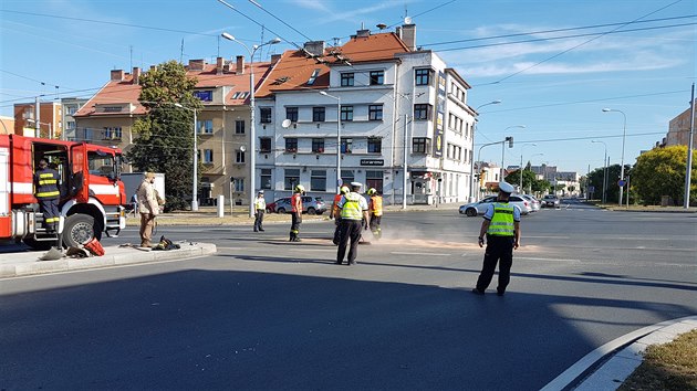 Nehoda dvou vozidel zkomplikovala ve čtvrtek ráno dopravu na Rokycanské třídě v Plzni. (30. 7. 2020)
