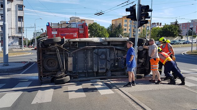 Nehoda dvou vozidel zkomplikovala ve čtvrtek ráno dopravu na Rokycanské třídě v Plzni. (30. 7. 2020)