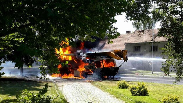 Jihomoravští hasiči zasahovali u u požáru automobilového jeřábu v Kozlanech na Vyškovsku. Postupně vybouchly všechny pneumatiky na voze a odlétly několik metrů daleko.