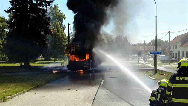 Jihomoravt hasii zasahovali u u poru automobilovho jebu v Kozlanech na Vykovsku. Postupn vybouchly vechny pneumatiky na voze a odltly nkolik metr daleko.