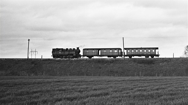 Lokomotiva 433.049 v ele soupravovho vlaku mezi stanicemi Lun u Rakovnka a Krup, 23. 4. 1977
Foto: Ondej epka