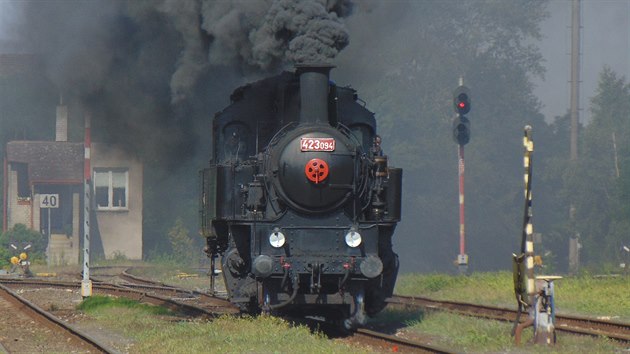 Lokomotiva 423.094 objd soupravu ve stanici Lun u Rakovnka.