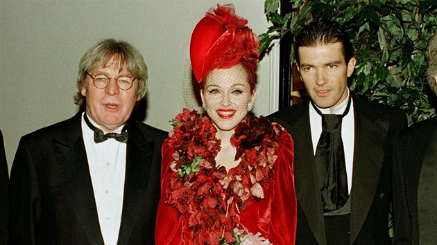 Zleva: reisr muziklu Evita Alan Parker, a hlavn hvzdy filmu americk zpvaka Madonna a panlsk herec Antonio Banderas na svtov premie muziklu v Los Angeles. (14. prosince 1996)