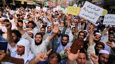 Pákistántí islamisté skandují za proputní mue, který u soudu zabil...