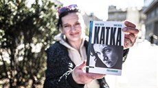 Katka s knihou o svém osudu od Michaela Třeštíka