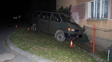 V�z bez �idi�e se rozjel z kopce a naboural do rodinného dom� v Neda�ov�.