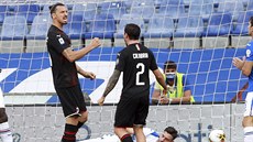 Zlatan Ibrahimovi (vlevo) z AC Milán se raduje z gólu v zápase se Sampdorií...