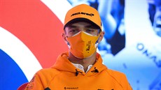 Lando Norris z McLarenu na tiskové konferenci na okruhu Silverstone