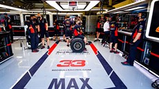 Max Verstappen posedává v zázemí stáje Red Bull.