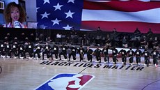 Basketbalisté Orlando Magic a Brooklyn Nets kleící pi hymn.