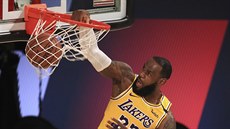 LeBron James z LA Lakers smeuje pi derby s Clippers.