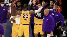 LeBron James (23) z Lakers slaví se spoluhráči triumf nad Clippers.