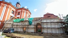 V Mariánské Týnici na Plze�sku pokra�uje dostavba východního ambitu klá�tera....
