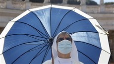 Jeptiška s ochrannou maskou ve Vatikánu (26. července 2020)
