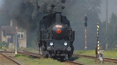 Lokomotiva 423.094 objídí soupravu ve stanici Luná u Rakovníka.