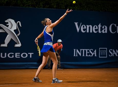 Kristýna Plíková podává v prvním kole turnaje v Palermu.