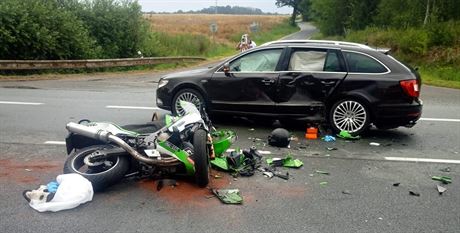 Na Plzesku zemel motorká po sráce s automobilem. (2. srpna 2020)