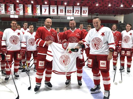 Hokejová Slavia pedstavila nové dresy a logo, pózují zleva Marek Tomica,...