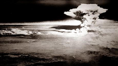 Atomový hib po výbuchu pumy Little Boy nad japonským mstem Hiroima (6. srpna...