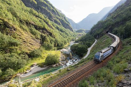 Hluboko do fjordu. Momentka ze strmé fjordové eleznice na trase Myrdal  Flam.