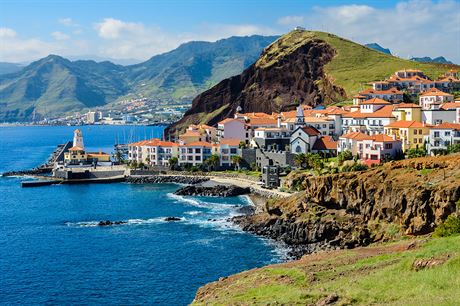 Hory a moe. Ostrov Madeira vyrstá z Atlantiku do bezmála dvoukilometrové...