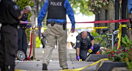 Chicagtí policisté vyetují místo stelby v Gold Coast, pi které jeden mu...