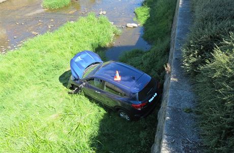 Ve Volyni se pi nehod zítilo vozidlo do eky. (2. srpna 2020)