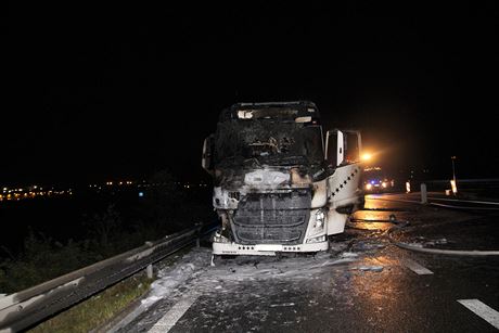 Na D8 u Lovosic shoel kamion, který vezl hutní materiál. Nehoda blokovala...