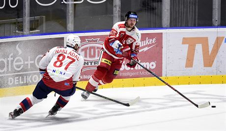 Pardubický obránce Jakub Nakládal (zády) a Jan vrek z Olomouce v letním duelu...