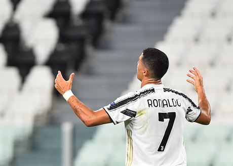Cristiano Ronaldo se roziluje v utkání s Lyonem.