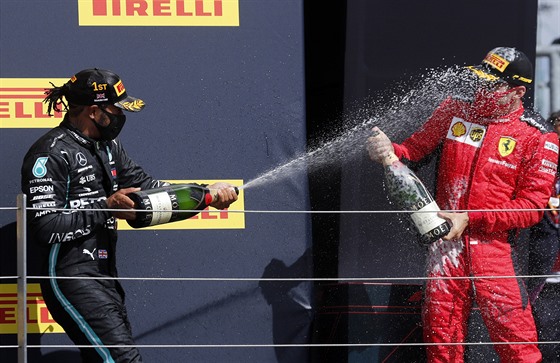 Lewis Hamilton (vlevo) sprchuje po triumfu ve Velké cen Británie tetího v...