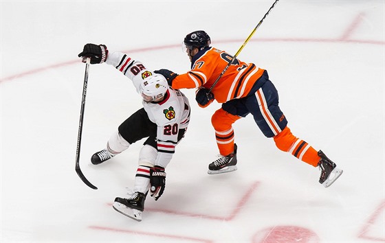 Connor McDavid (vpravo) z Edmontonu a Brandon Saad z Chicaga.