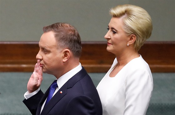 Polský prezident Andrzej Duda skládá písahu. Vedle nj stojí jeho ena Agata...