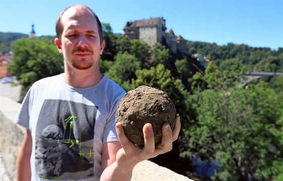 Archeolog loketského památkového ústavu Filip Prekop ukazuje dlovou kouli,...